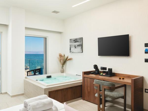 Elia Sea Suites : photo 8 de la chambre sunlounge seafront suite with indoor hot tub