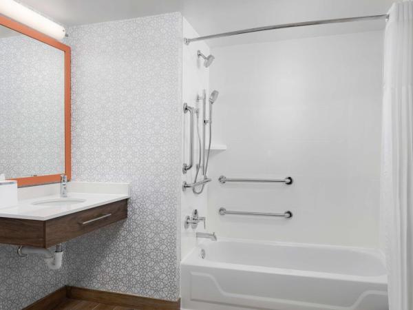 Hampton Inn Louisville Airport Fair/Expo Center : photo 7 de la chambre chambre double avec 2 lits queen-size et baignoire - accessible aux personnes à mobilité réduite