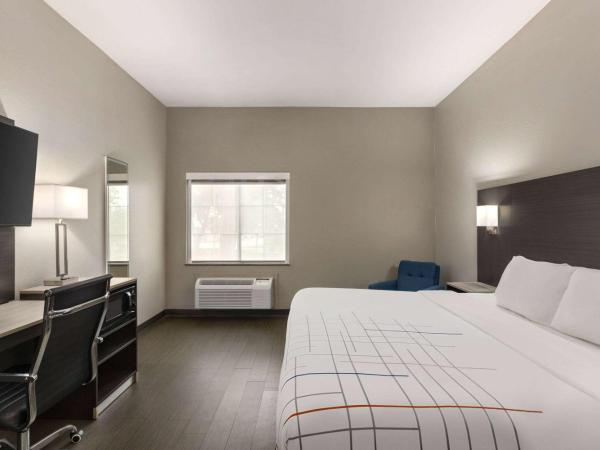 La Quinta by Wyndham San Antonio North Stone Oak : photo 1 de la chambre chambre lit king-size avec douche accessible en fauteuil roulant - adaptée aux personnes à mobilité réduite/non-fumeurs