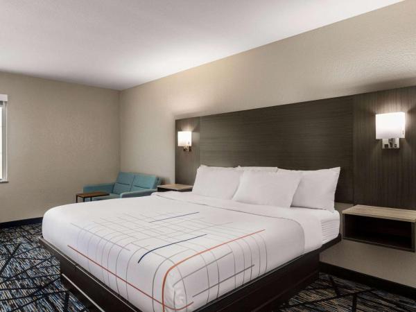La Quinta by Wyndham San Antonio North Stone Oak : photo 1 de la chambre chambre lit king-size deluxe