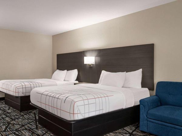 La Quinta by Wyndham San Antonio North Stone Oak : photo 1 de la chambre chambre avec 2 lits queen-size et baignoire - accessible aux personnes à mobilité réduite - non-fumeurs