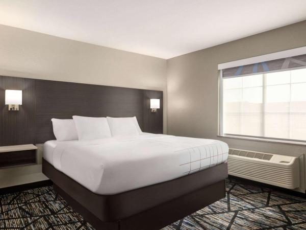 La Quinta by Wyndham San Antonio North Stone Oak : photo 1 de la chambre suite lit king-size