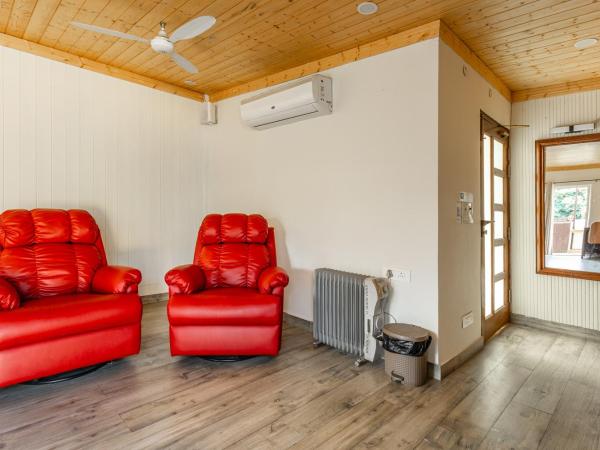 Cp Villa - Rooms with Patio : photo 5 de la chambre chambre lit king-size avec balcon