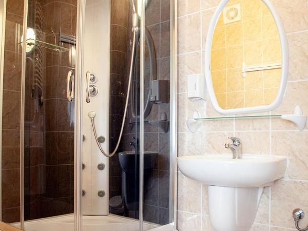 Dom Pracy Twórczej Politechniki Morskiej w Szczecinie : photo 2 de la chambre chambre lits jumeaux spacieuse