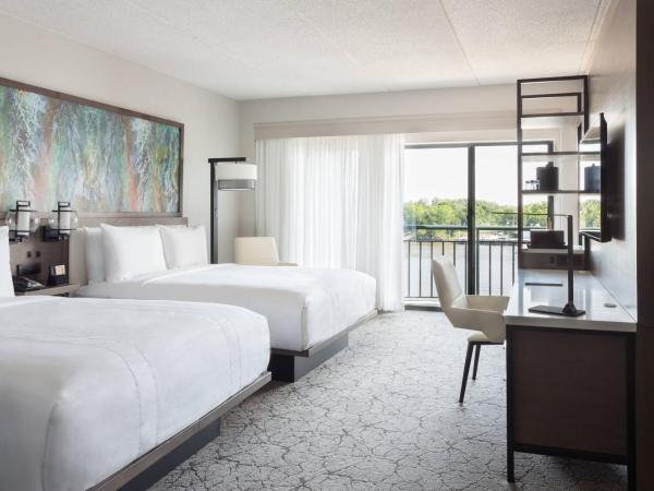Marriott Savannah Riverfront : photo 1 de la chambre chambre queen avec 2 lits queen-size et vue sur la rivière
