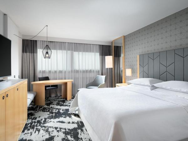 Sheraton Frankfurt Airport Hotel & Conference Center : photo 3 de la chambre  chambre deluxe lit king-size ou lit queen-size 