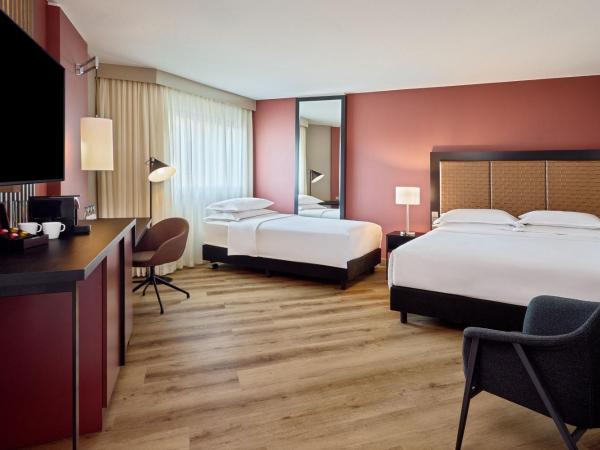 Sheraton Frankfurt Airport Hotel & Conference Center : photo 2 de la chambre chambre familiale avec chambre lit king-size et 1 lit king-size ou 2 lits jumeaux 