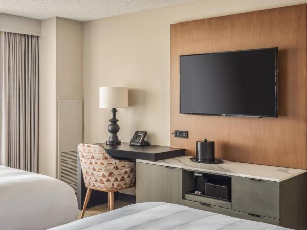 San Diego Marriott Mission Valley : photo 1 de la chambre chambre lit king-size avec balcon - vue sur ville