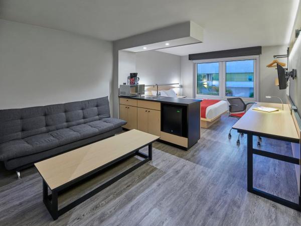 City Express by Marriott Queretaro : photo 2 de la chambre suite lit queen-size avec canapé-lit
