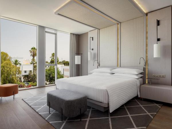 Rabat Marriott Hotel : photo 4 de la chambre suite lit king-size exécutive avec accès au salon club - vue sur ville