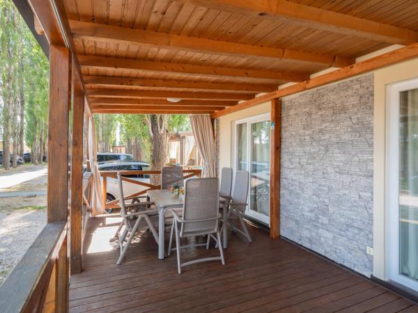 Mobile Homes Camp Galeb : photo 4 de la chambre relax comfort three-bedroom mobile with terrace