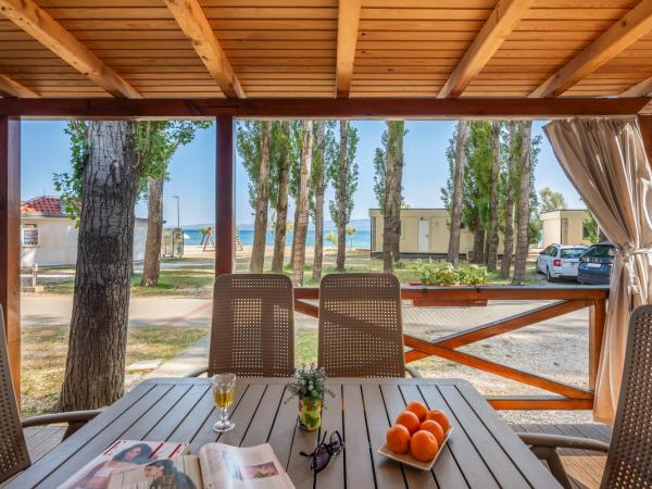 Mobile Homes Camp Galeb : photo 3 de la chambre relax comfort three-bedroom mobile with terrace
