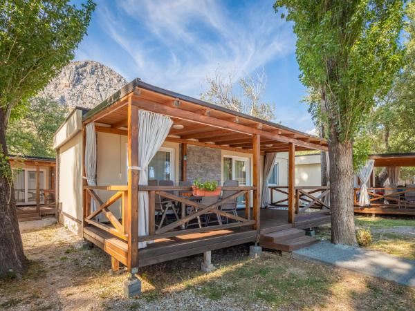 Mobile Homes Camp Galeb : photo 6 de la chambre relax comfort three-bedroom mobile with terrace