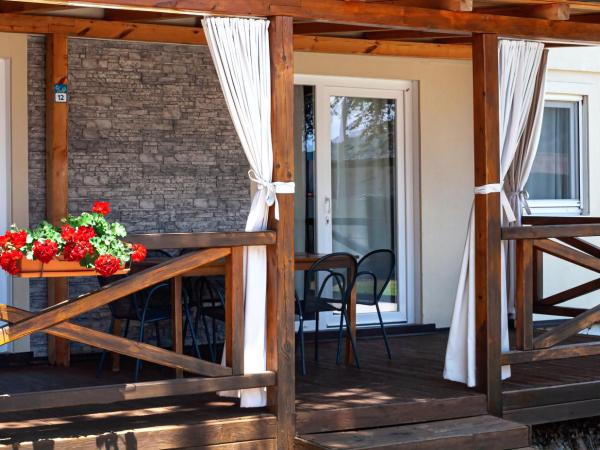 Mobile Homes Camp Galeb : photo 2 de la chambre relax three-bedroom mobile with terrace