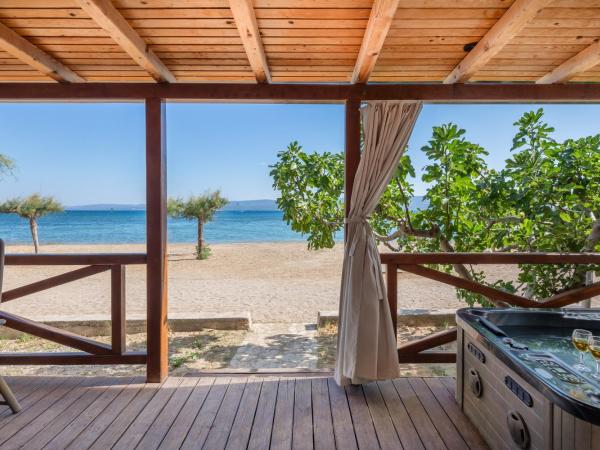 Mobile Homes Camp Galeb : photo 2 de la chambre sunshine premium three-bedroom mobile home with whirlpool , terrace and sea view