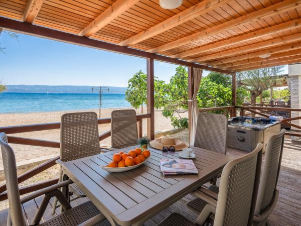 Mobile Homes Camp Galeb : photo 4 de la chambre sunshine premium three-bedroom mobile home with whirlpool , terrace and sea view
