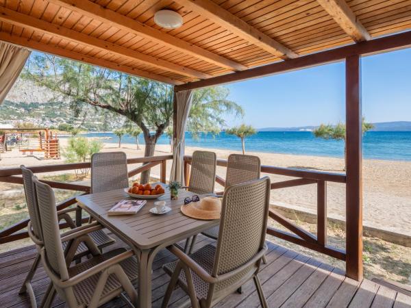Mobile Homes Camp Galeb : photo 6 de la chambre sunshine premium three-bedroom mobile home with whirlpool , terrace and sea view