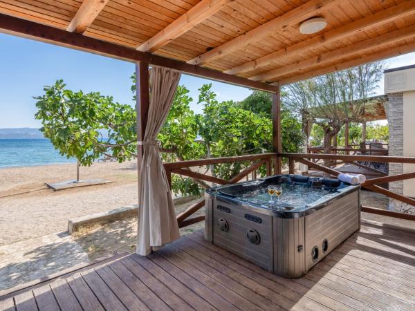 Mobile Homes Camp Galeb : photo 7 de la chambre sunshine premium three-bedroom mobile home with whirlpool , terrace and sea view