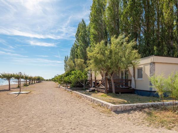 Mobile Homes Camp Galeb : photo 8 de la chambre sunshine premium three-bedroom mobile home with whirlpool , terrace and sea view