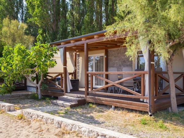 Mobile Homes Camp Galeb : photo 9 de la chambre sunshine premium three-bedroom mobile home with whirlpool , terrace and sea view