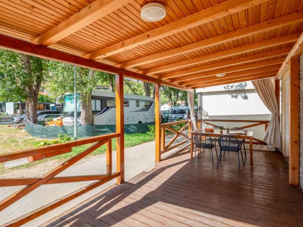 Mobile Homes Camp Galeb : photo 6 de la chambre relax three-bedroom mobile with terrace and mountain view