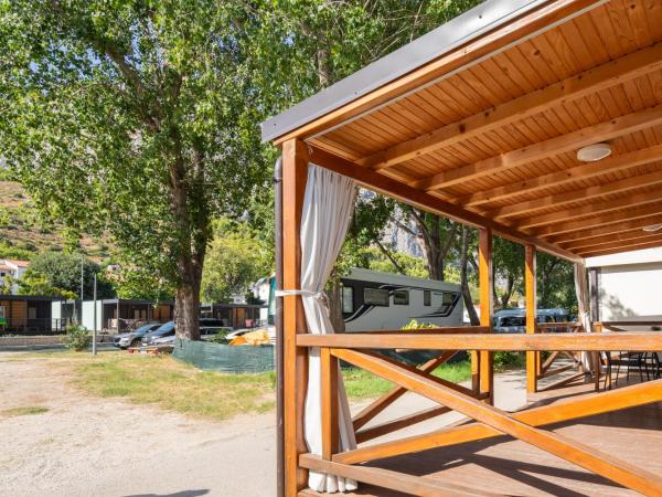 Mobile Homes Camp Galeb : photo 5 de la chambre relax three-bedroom mobile with terrace and mountain view