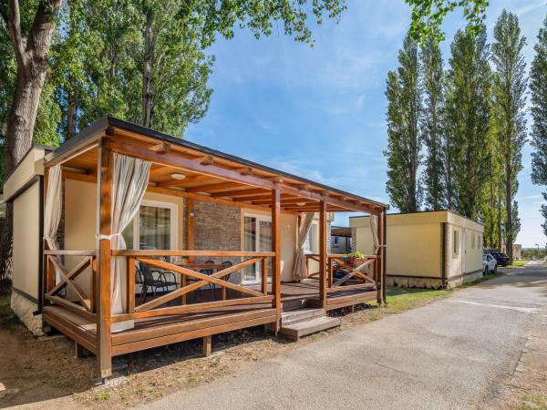 Mobile Homes Camp Galeb : photo 2 de la chambre relax three-bedroom mobile with terrace and mountain view