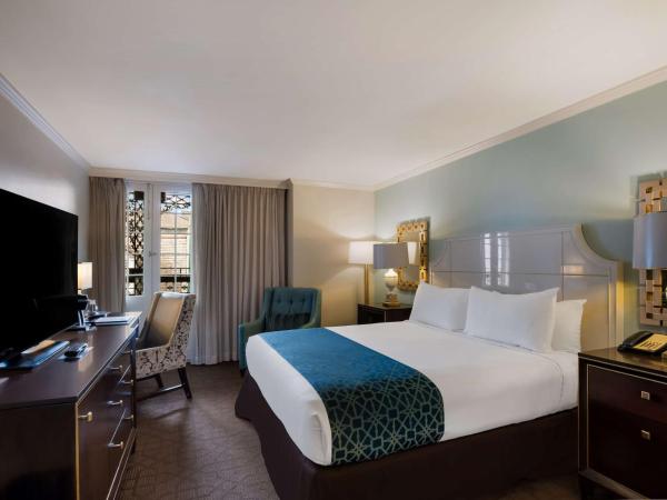 The Royal Sonesta New Orleans : photo 2 de la chambre hébergement lit king-size avec balcon intérieur