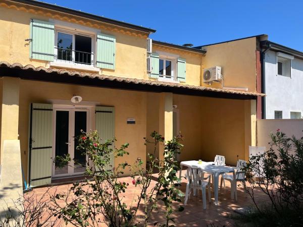 Le Gîte du Festival Sud Aqua - Avignon TGV : photo 8 de la chambre appartement avec terrasse