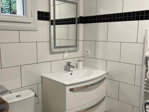 Le Gîte du Festival Sud Aqua - Avignon TGV : photo 8 de la chambre chambre simple standard avec douche