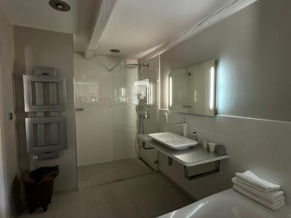 Le Clos Jeannon : photo 2 de la chambre suite junior - vue sur jardin