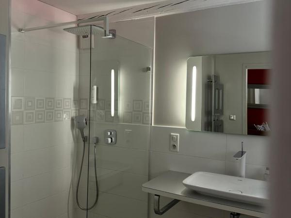 Le Clos Jeannon : photo 3 de la chambre suite junior - vue sur jardin