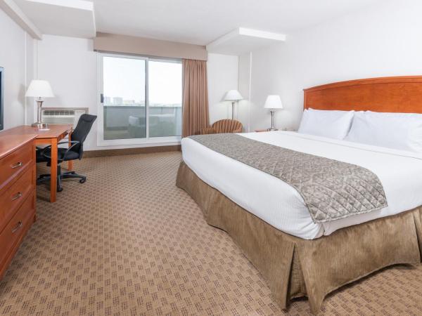 Ramada by Wyndham Edmonton South : photo 7 de la chambre chambre lit king-size affaires