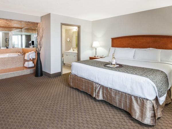 Ramada by Wyndham Edmonton South : photo 6 de la chambre suite 1 chambre lit king-size avec baignoire spa - non-fumeurs