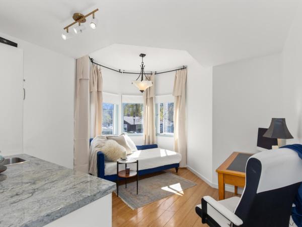 BnB Walking Distance to Kelowna General Hospital, Downtown and Beaches : photo 2 de la chambre chambre lit queen-size deluxe