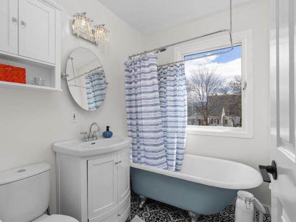 BnB Walking Distance to Kelowna General Hospital, Downtown and Beaches : photo 4 de la chambre chambre lit queen-size deluxe