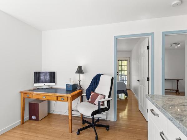 BnB Walking Distance to Kelowna General Hospital, Downtown and Beaches : photo 6 de la chambre chambre lit queen-size deluxe