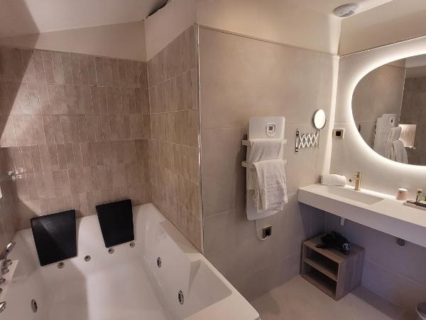 Château le Bouïs : photo 5 de la chambre chambre double avec baignoire spa