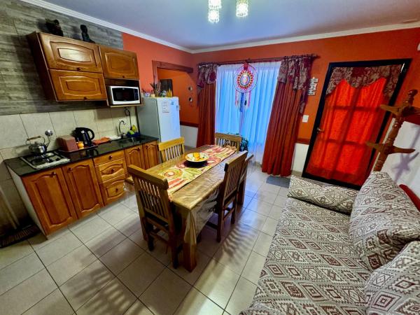 Departamento cálido y colorido cerquita del centro : photo 1 de la chambre chambre quadruple avec salle de bains privative