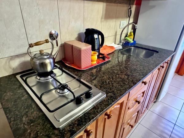 Departamento cálido y colorido cerquita del centro : photo 2 de la chambre chambre quadruple avec salle de bains privative