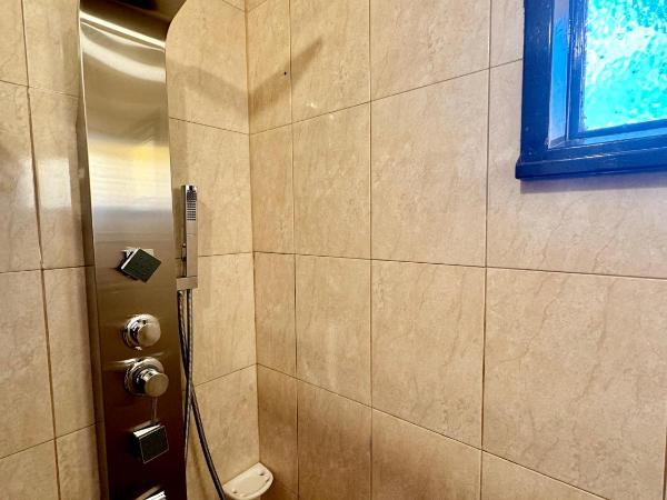 Departamento cálido y colorido cerquita del centro : photo 6 de la chambre chambre quadruple avec salle de bains privative