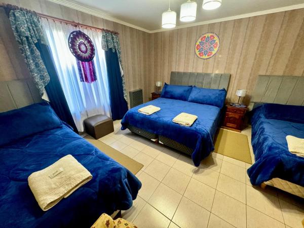 Departamento cálido y colorido cerquita del centro : photo 7 de la chambre chambre quadruple avec salle de bains privative