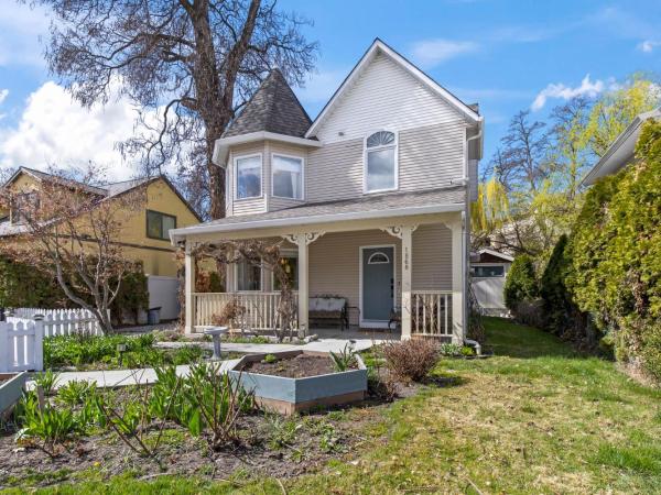 BnB Walking Distance to Kelowna General Hospital, Downtown and Beaches : photo 10 de la chambre chambre lit queen-size deluxe