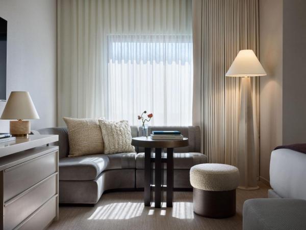 Kimpton Claret Hotel, an IHG Hotel : photo 7 de la chambre king room with roll in shower and city view - mobility accessible