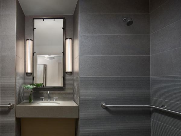 Kimpton Claret Hotel, an IHG Hotel : photo 8 de la chambre king room with roll in shower and city view - mobility accessible