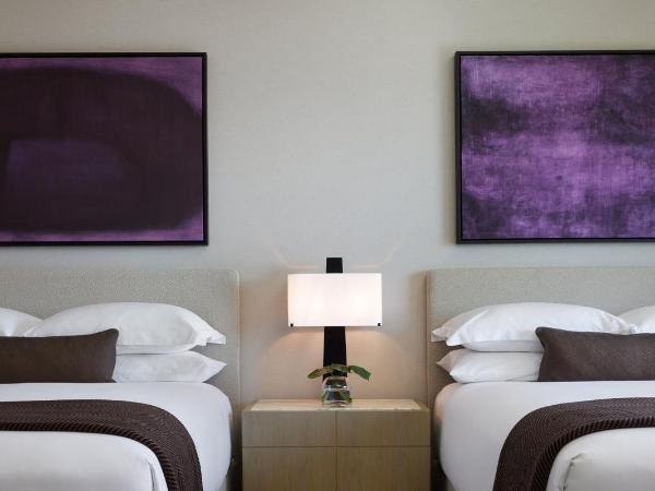 Kimpton Claret Hotel, an IHG Hotel : photo 5 de la chambre chambre avec 2 lits queen-size et douche accessible en fauteuil roulant