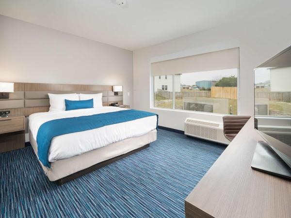 Best Western Plus Executive Residency Austin - Round Rock : photo 1 de la chambre king suite with sofa bed and roll-in shower - disability access