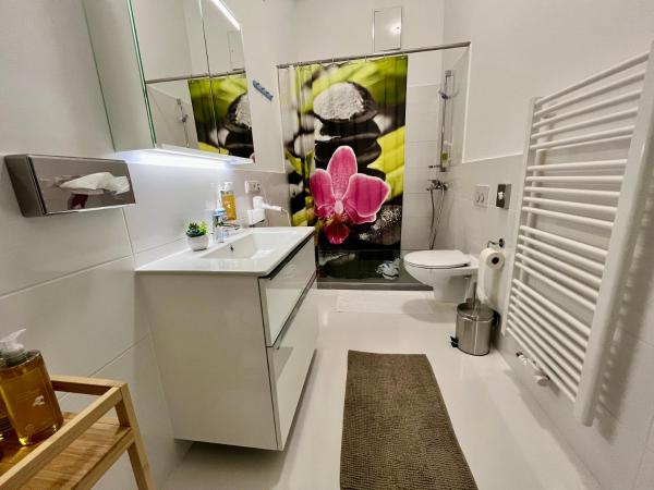 Adlzreiter City Pension : photo 5 de la chambre chambre lits jumeaux avec salle de bains commune