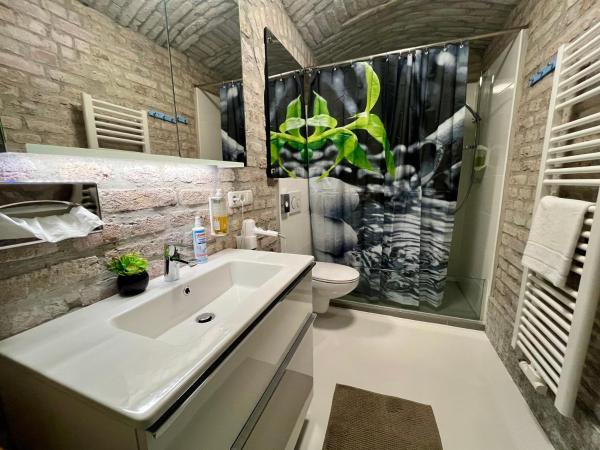 Adlzreiter City Pension : photo 3 de la chambre chambre lits jumeaux avec salle de bains commune