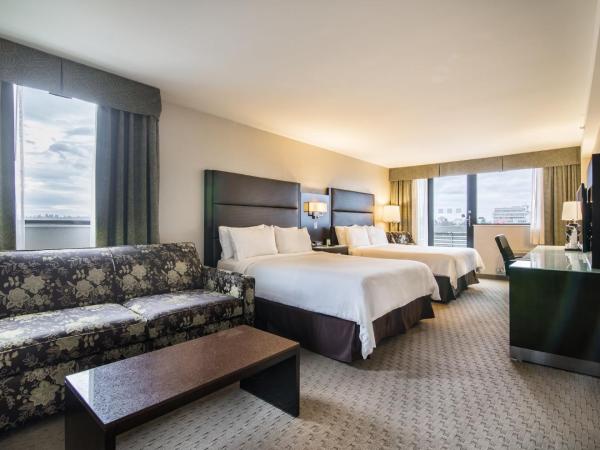 Holiday Inn Vancouver-Centre Broadway, an IHG Hotel : photo 6 de la chambre premium queen room with two queen beds and single sofa bed